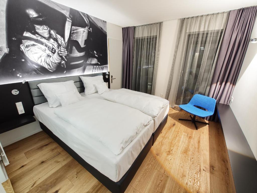 Postel nebo postele na pokoji v ubytování V8 HOTEL Motorworld Region Stuttgart