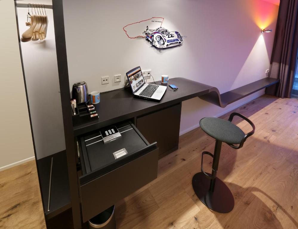 Příslušenství pro přípravu čaje a kávy v ubytování V8 HOTEL Motorworld Region Stuttgart