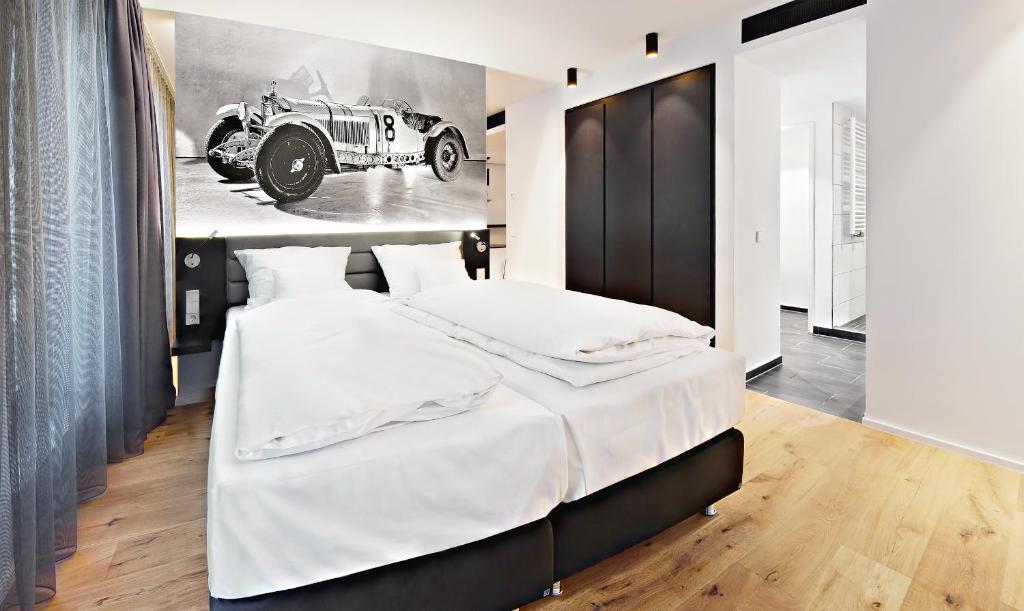Postel nebo postele na pokoji v ubytování V8 HOTEL Motorworld Region Stuttgart