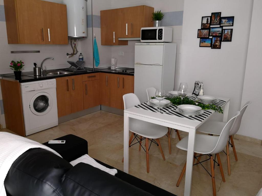 A kitchen or kitchenette at Apartamento La Victoria