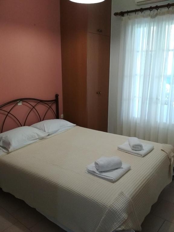 Postel nebo postele na pokoji v ubytování Konstantina Studios