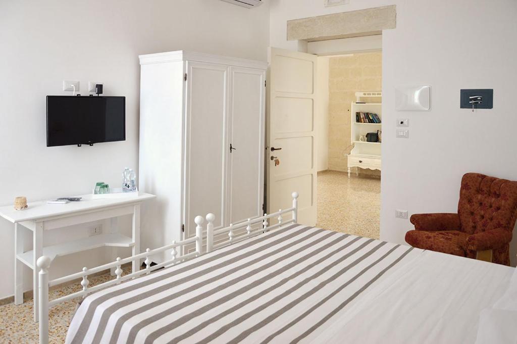 A television and/or entertainment centre at B&B PALAZZO MARZO