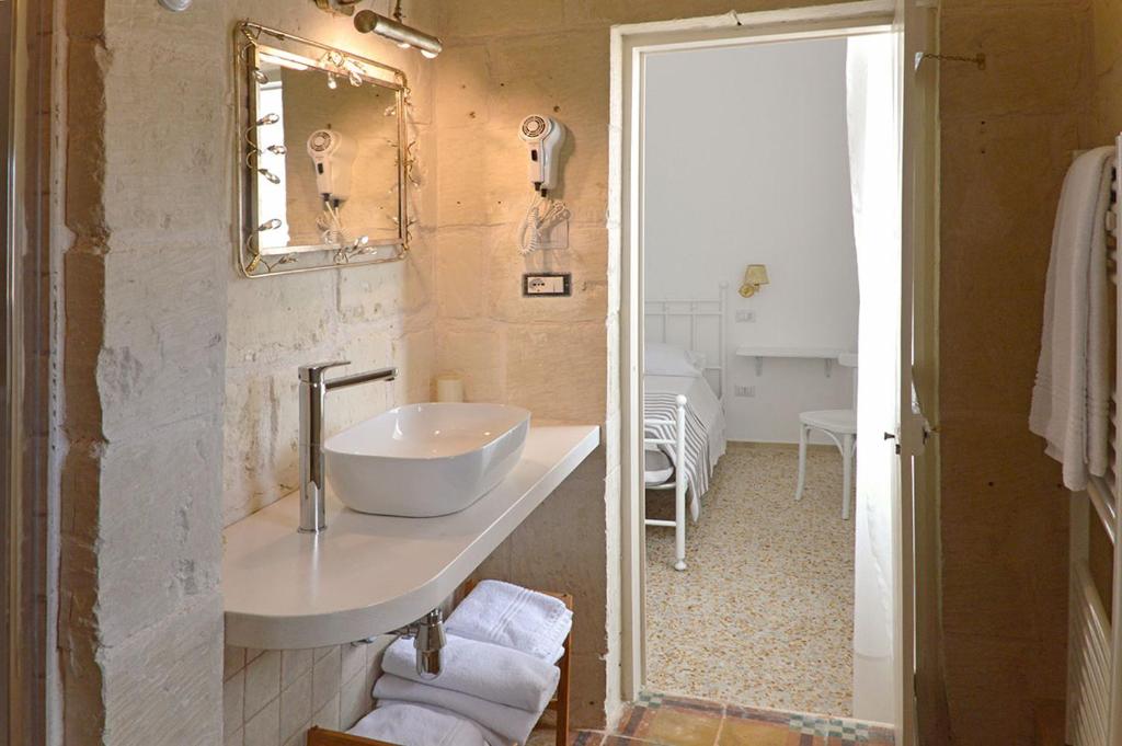A bathroom at B&B PALAZZO MARZO