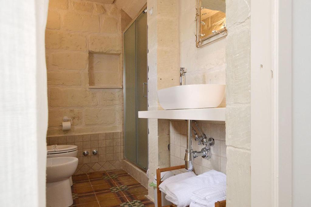 A bathroom at B&B PALAZZO MARZO