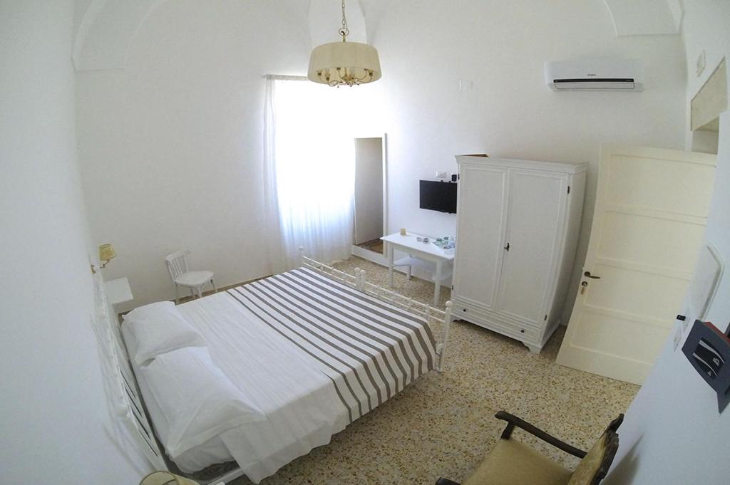 A television and/or entertainment centre at B&B PALAZZO MARZO