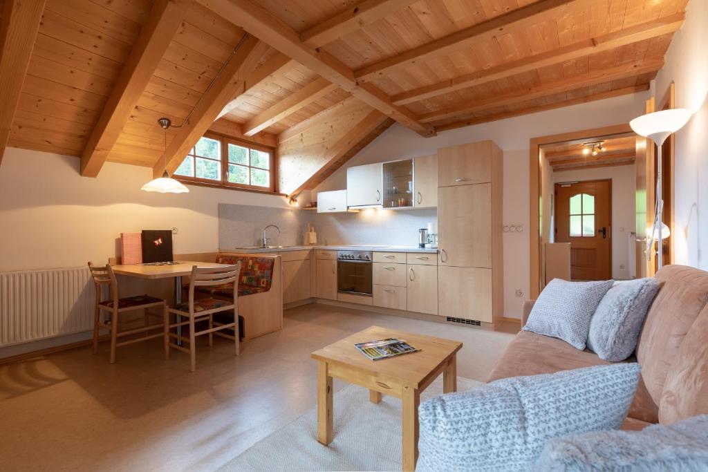 salon z kanapą i stołem w obiekcie Apartment Christian w mieście Nova Levante