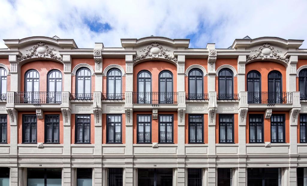 un grande edificio con molte finestre di Thomaz Palace a Porto