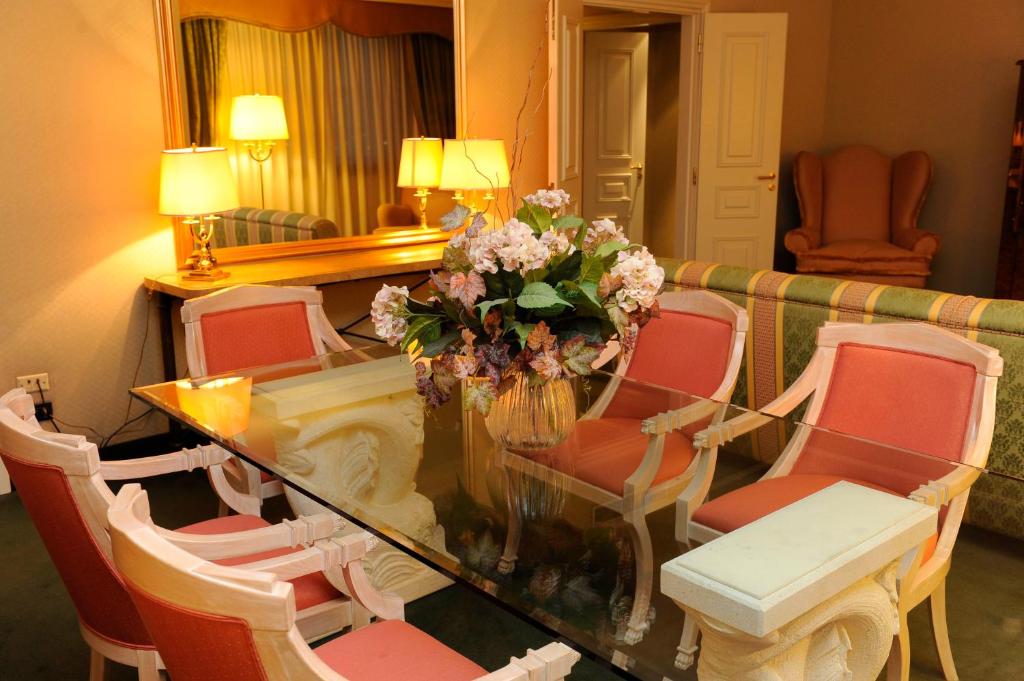 
Deluxe Suite with Spa Bath
