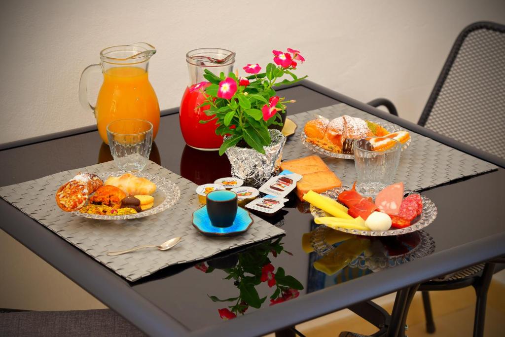 Jedlo v ubytovaní bed & breakfast alebo blízkom okolí