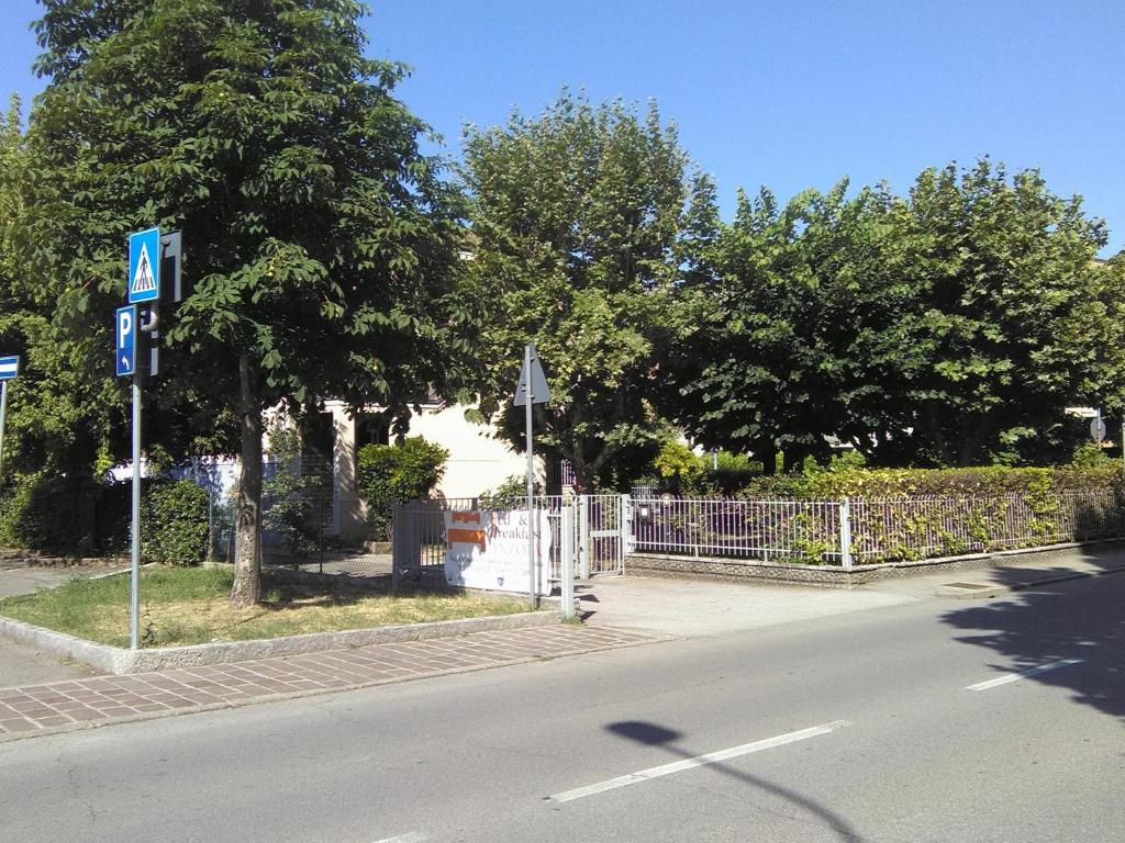 ein Straßenschild an der Seite einer Straße in der Unterkunft Bed & Breakfast Anzola in Anzola dell'Emilia