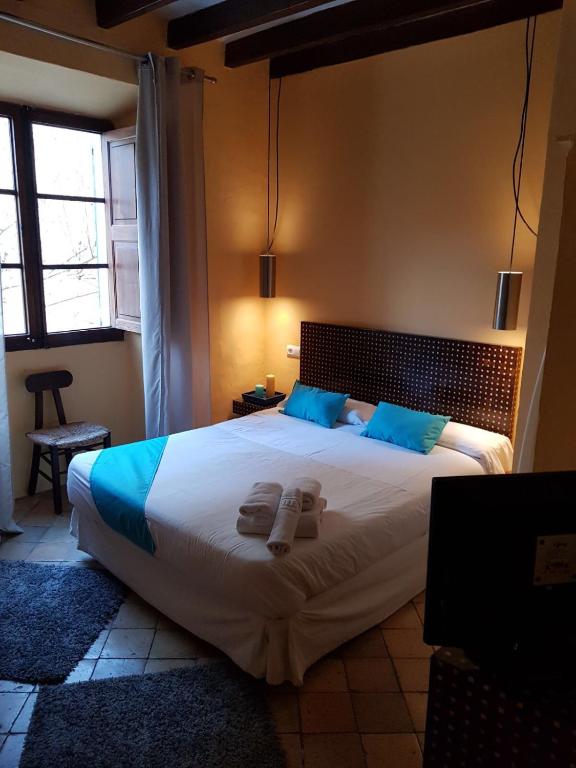 Postel nebo postele na pokoji v ubytování S´Hostal d´Esporles