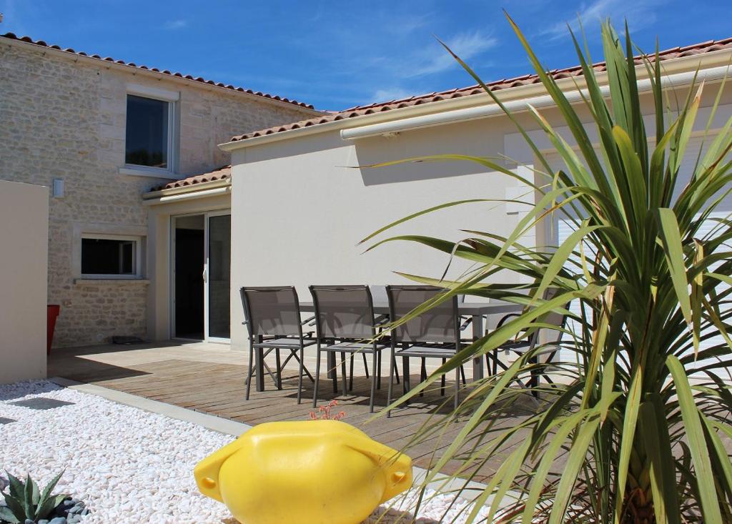 a yellow rubber duck in the yard of a house at La Maison d'Auguste in Saint-Xandre