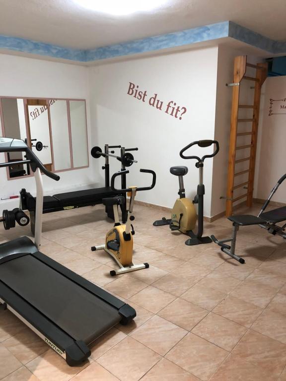 Fitness centrum a/nebo fitness zařízení v ubytování Frühstücks-Hotel Olympia