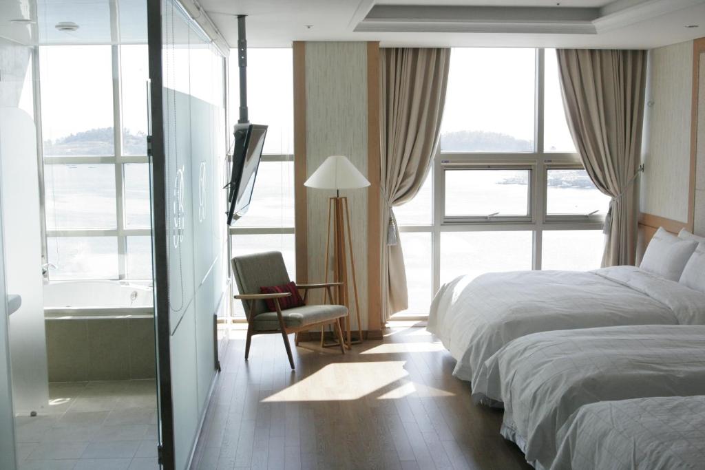 Postel nebo postele na pokoji v ubytování Benikea Hotel Yeosu