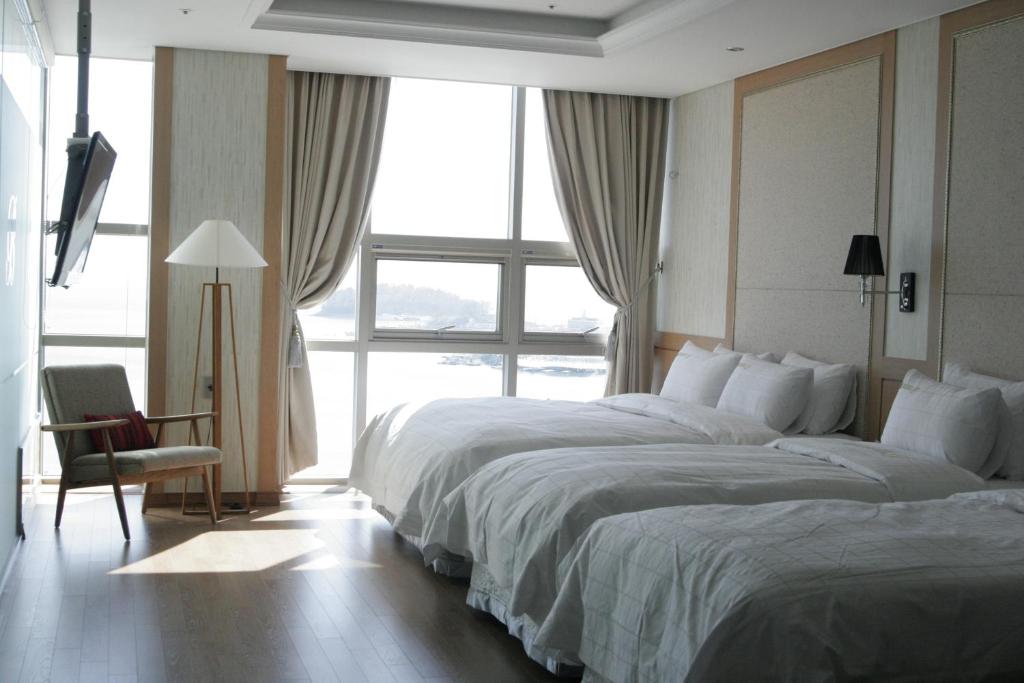 Postel nebo postele na pokoji v ubytování Benikea Hotel Yeosu