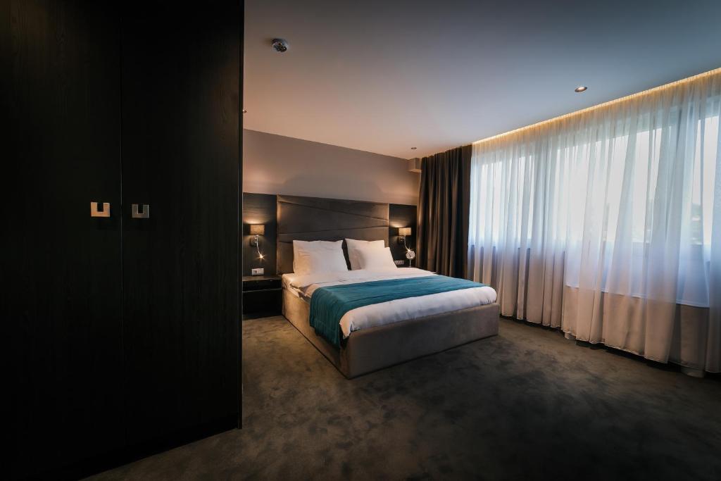 Hotel Bank - Deluxe King Room