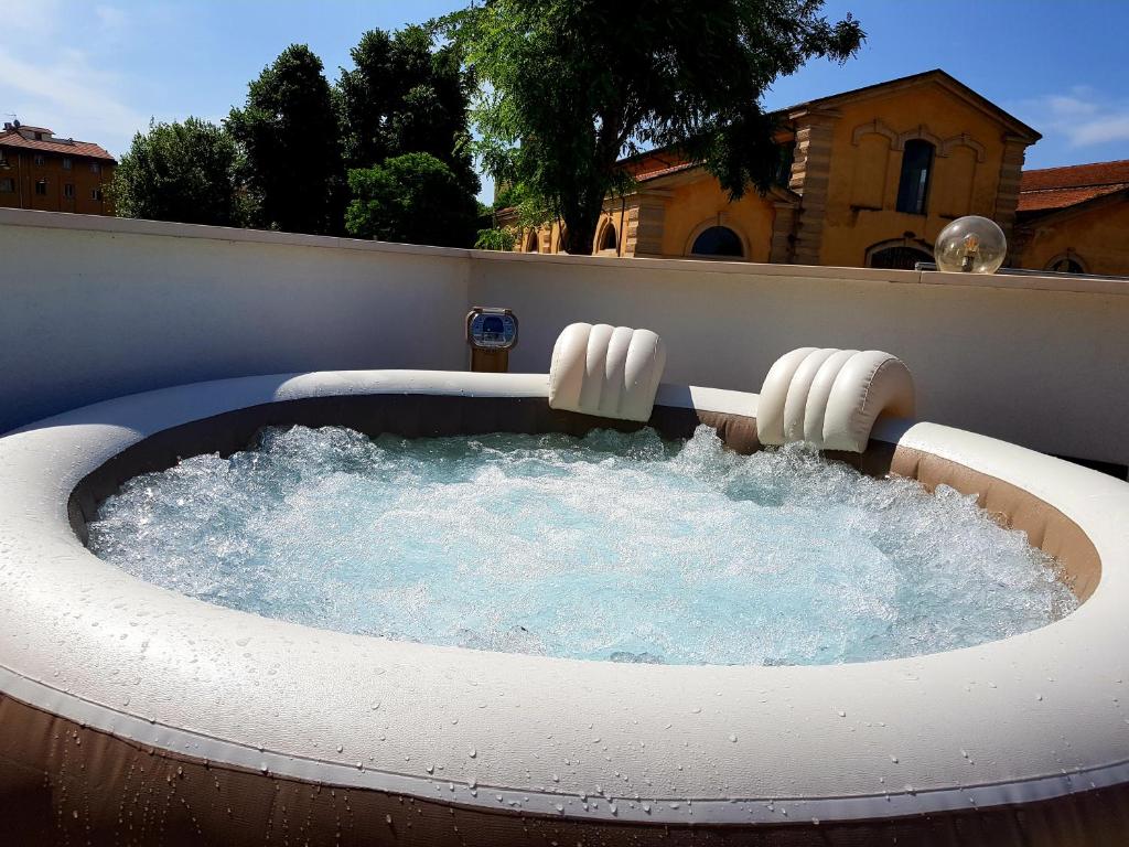 uma banheira de hidromassagem com uma fonte de água num quintal em L&G's Roof Terrace em Pisa