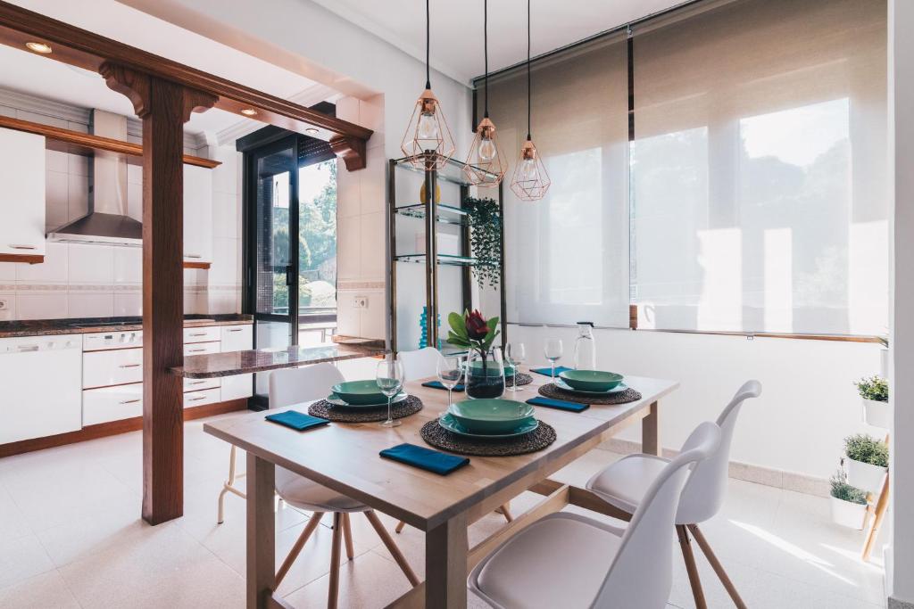 A kitchen or kitchenette at Zumalakarregi Apartment by People Rentals