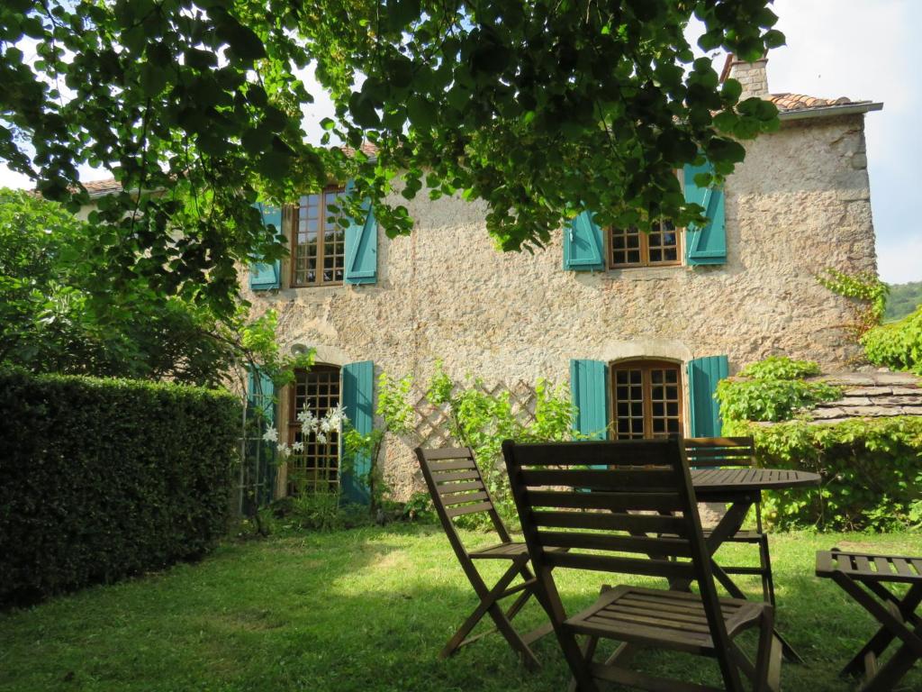 le presbytère de Montaigut - Three-Bedroom House