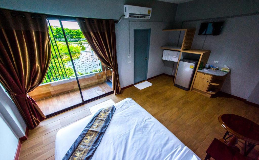 Postel nebo postele na pokoji v ubytování Na Siri Lake View