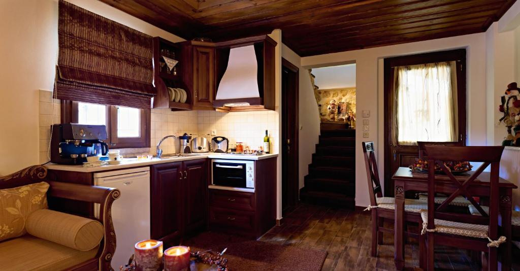 Kuchyň nebo kuchyňský kout v ubytování Aiolides Traditional Homes