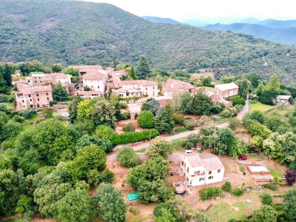 eine Luftansicht eines Heims in den Bergen in der Unterkunft La Guinguette Cevenole in Le Vigan