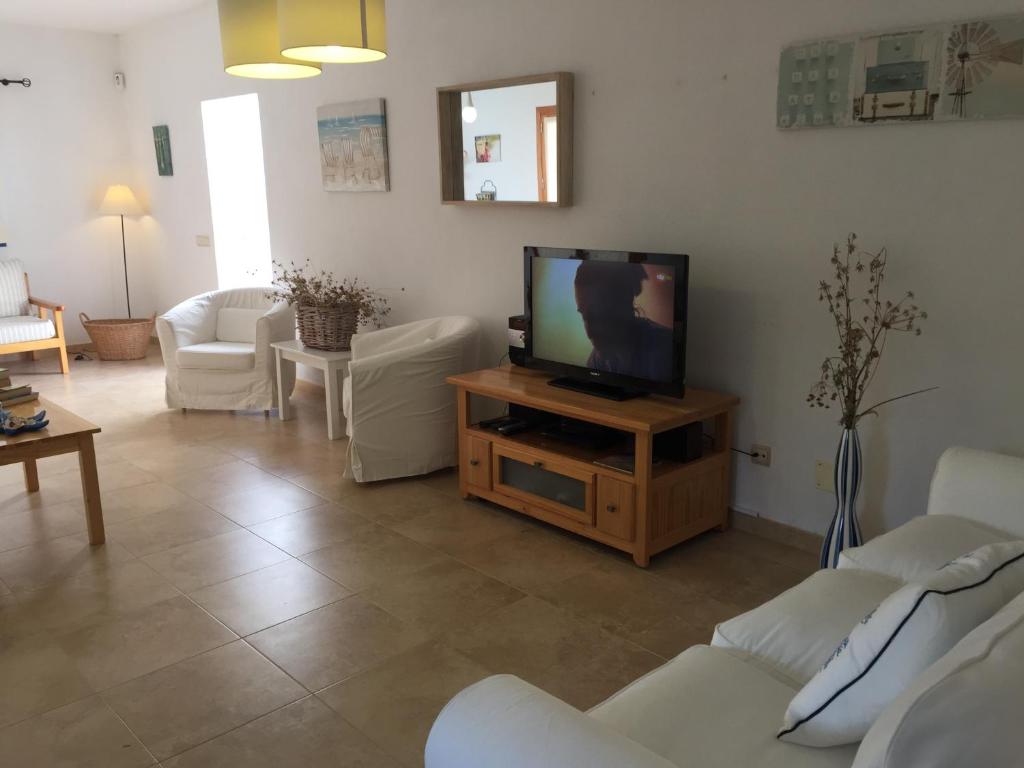 A television and/or entertainment centre at Es Lliri Blanc