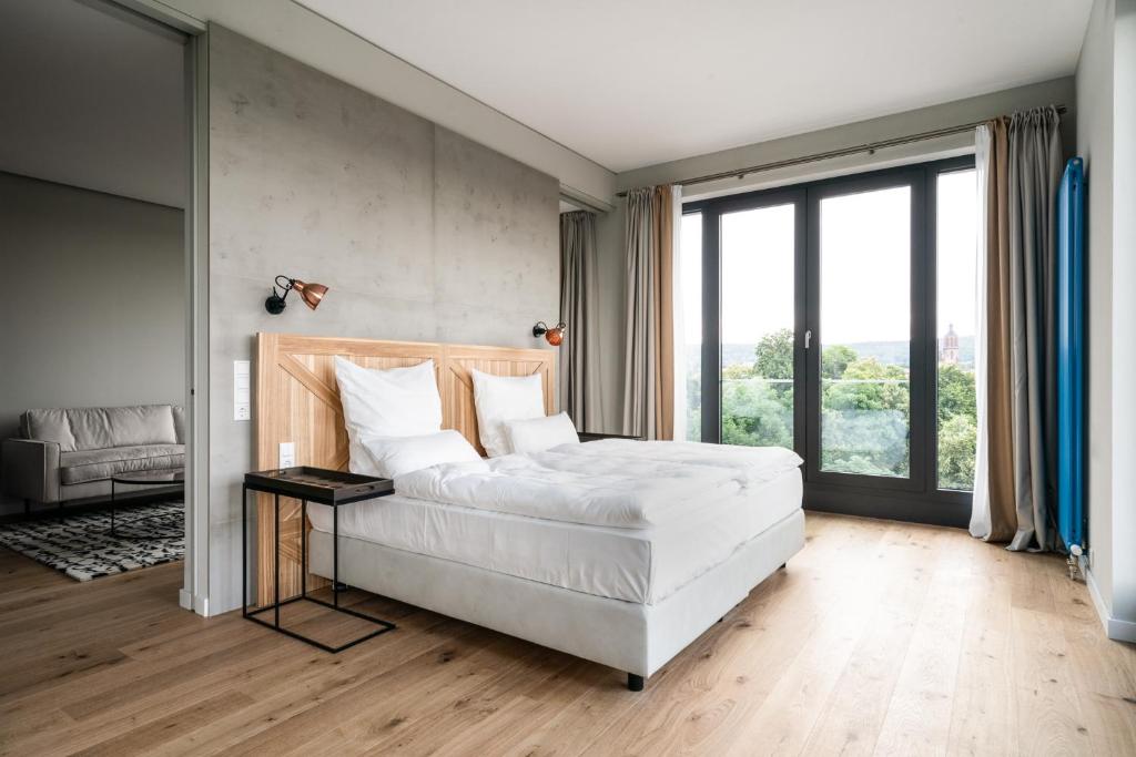 Postel nebo postele na pokoji v ubytování FREIgeist Göttingen Innenstadt, A Member of Design Hotels