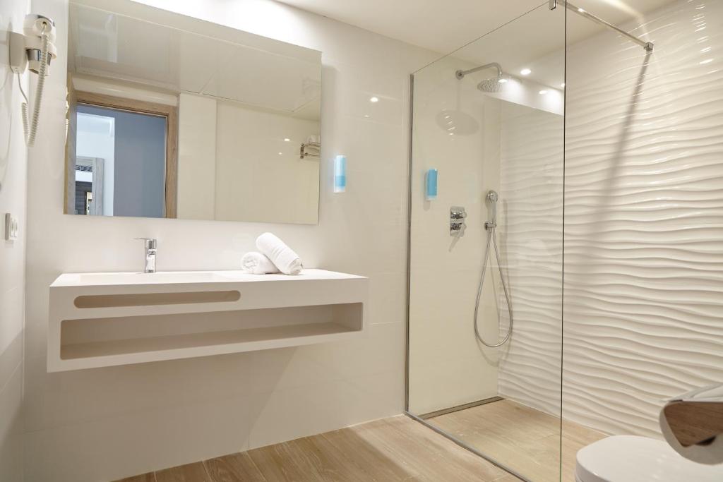 Koupelna v ubytování Sol Bahía Ibiza Suites
