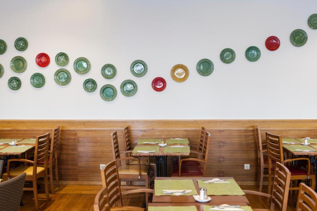Un restaurante o sitio para comer en Alfagar Alto da Colina