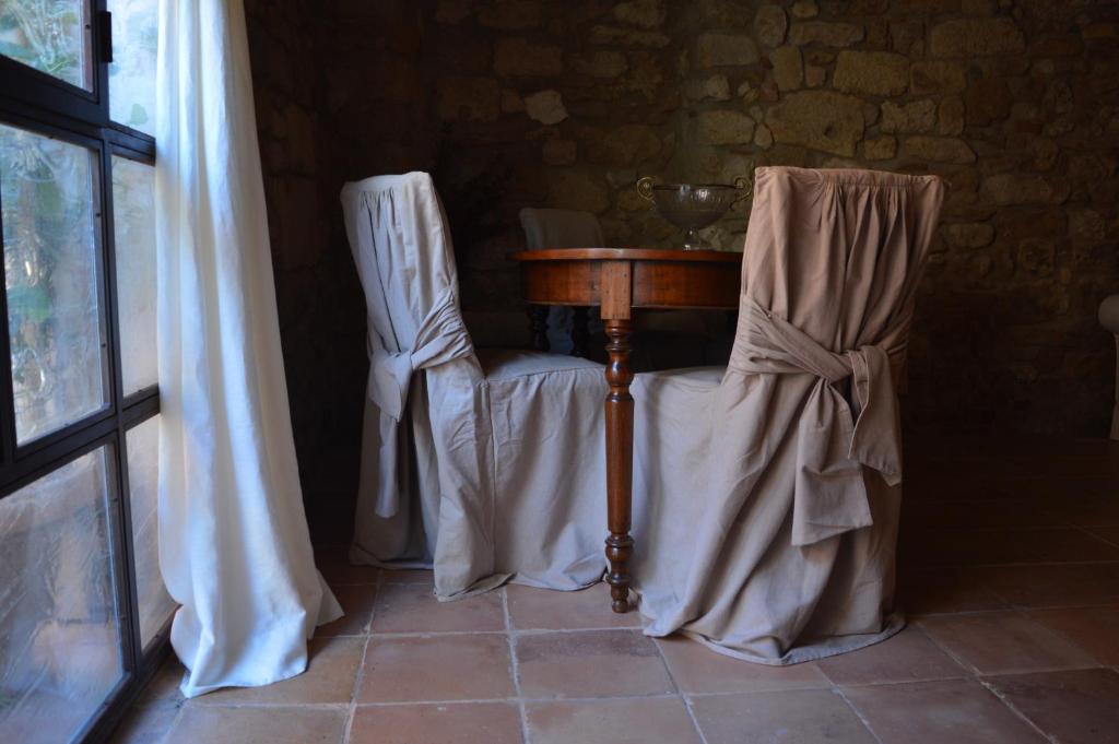 a table and two chairs in a room at Poesia 74 in Rosignano Marittimo