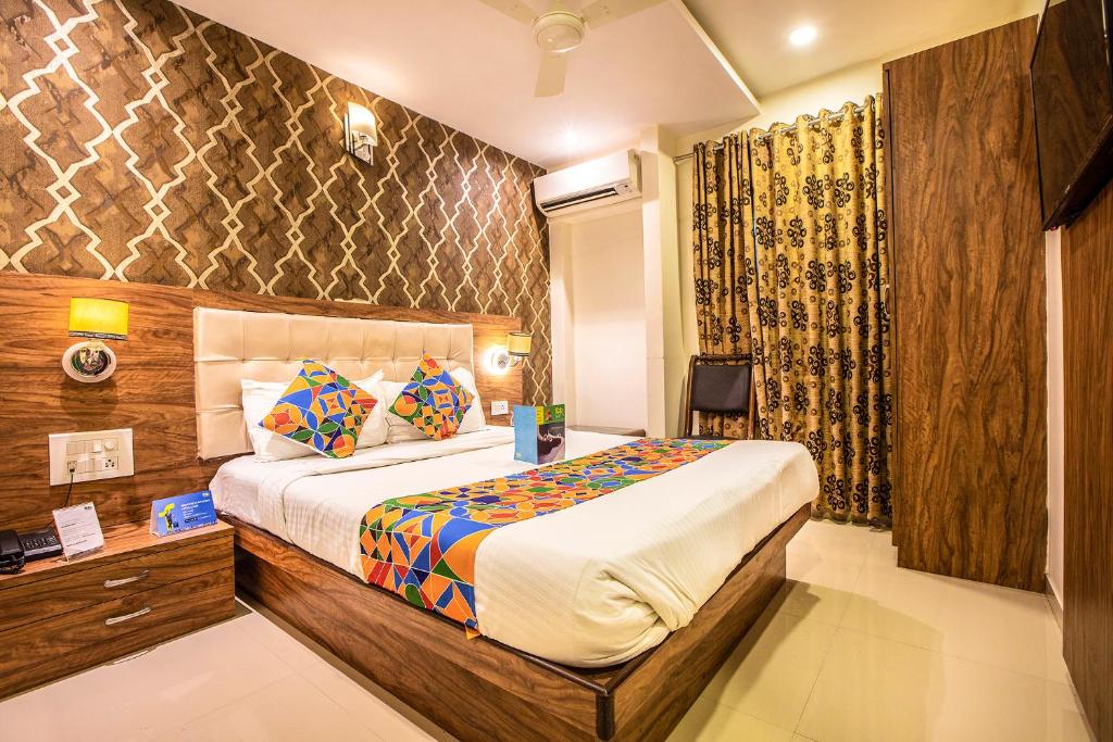 Hygienic Hotel Liberty Plaza في مومباي: غرفة في الفندق مع سرير ومكتب