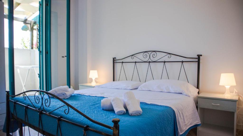 ガリポリにあるRooms & Apartments La Spiaggia - Gallipoliのベッドルーム1室(タオル付)