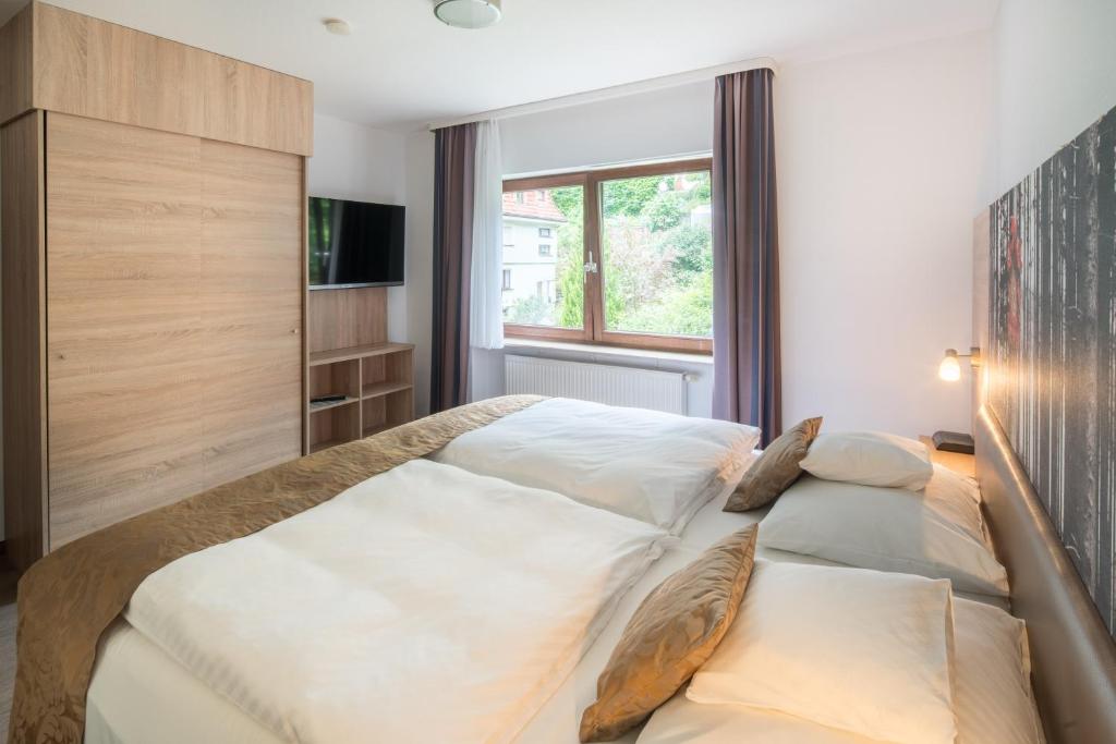 Postel nebo postele na pokoji v ubytování Best Western Plus Schwarzwald Residenz