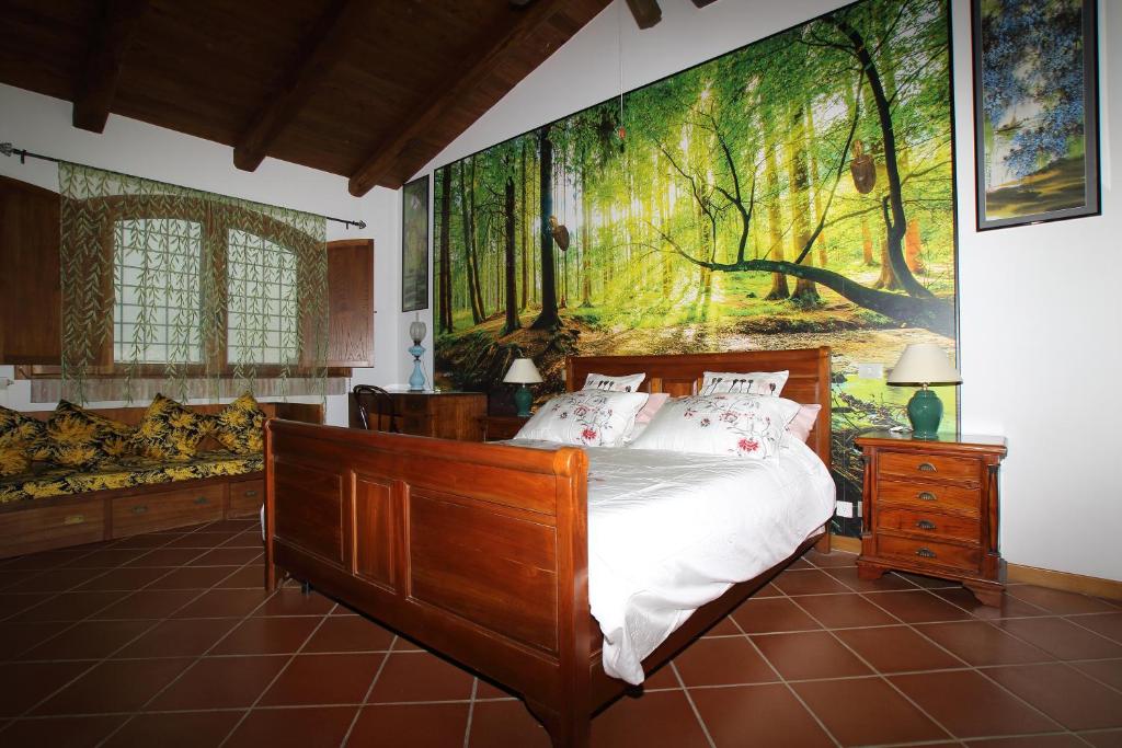 een slaapkamer met een bed en een schilderij aan de muur bij Casale Farnesiana B&B in Tarquinia