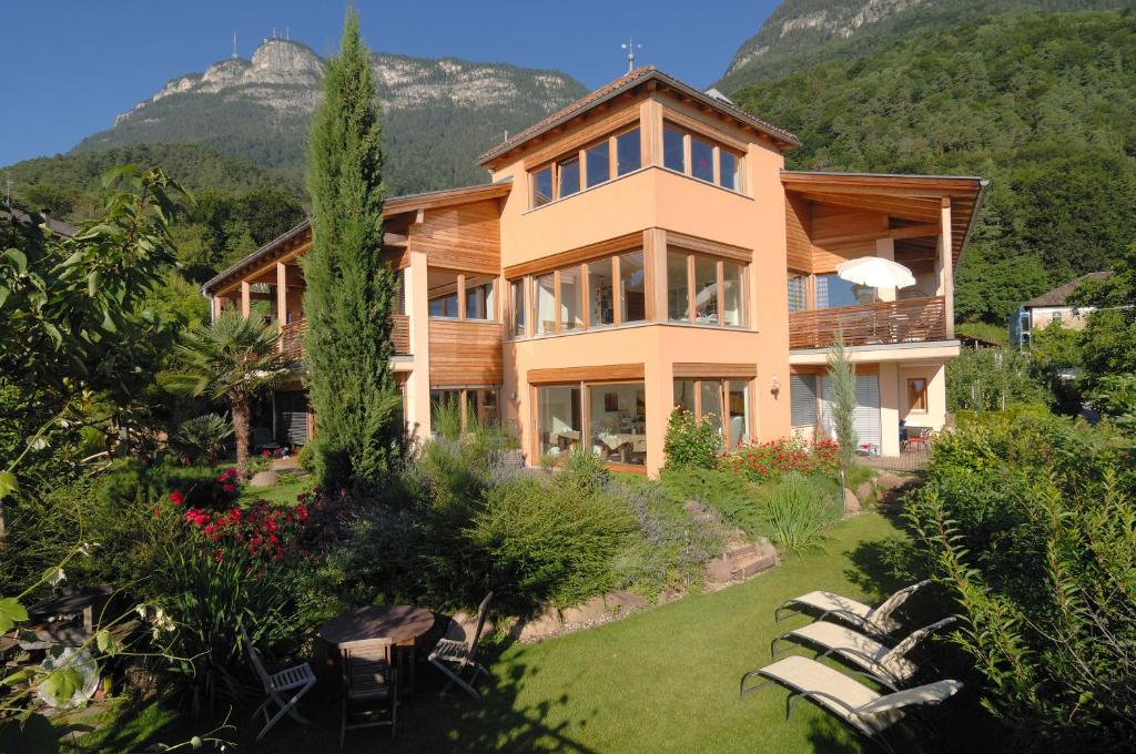 Schloss-Hof في أبيانو سولا ستراذا ذيل فينو: منزل في الجبال مع حديقة