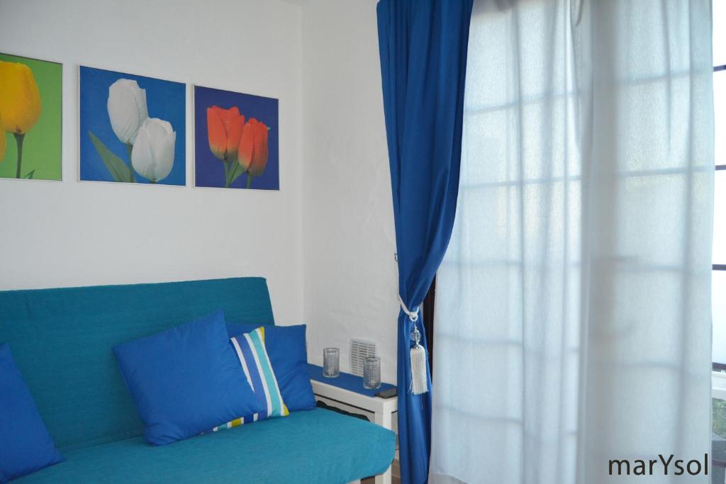 カレタ・デ・フステにあるmarYsolのリビングルーム(青いソファ、窓付)