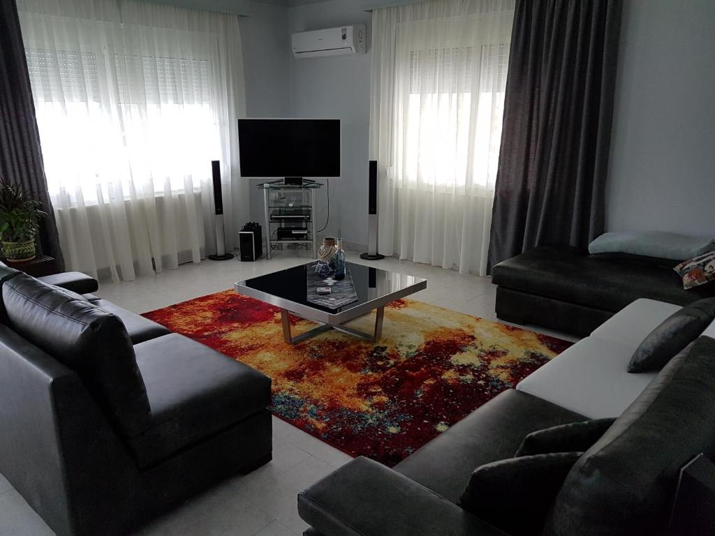 salon z kanapą i stolikiem kawowym w obiekcie Bourlis Apartments w mieście Asprovalta