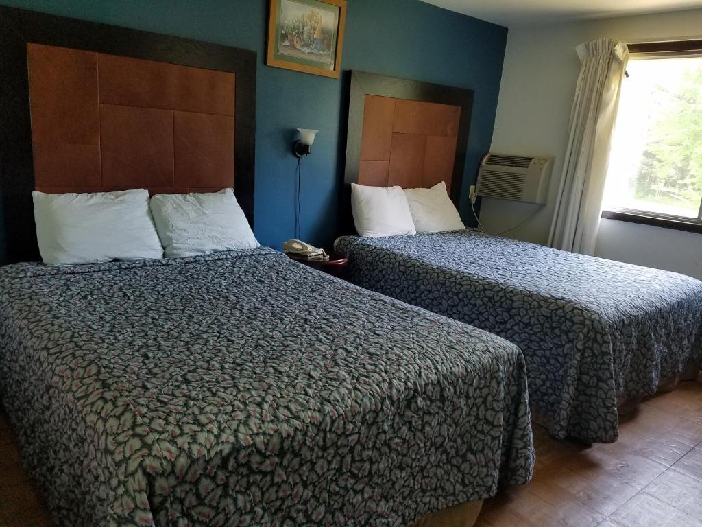 Giường trong phòng chung tại Tarragon Motel
