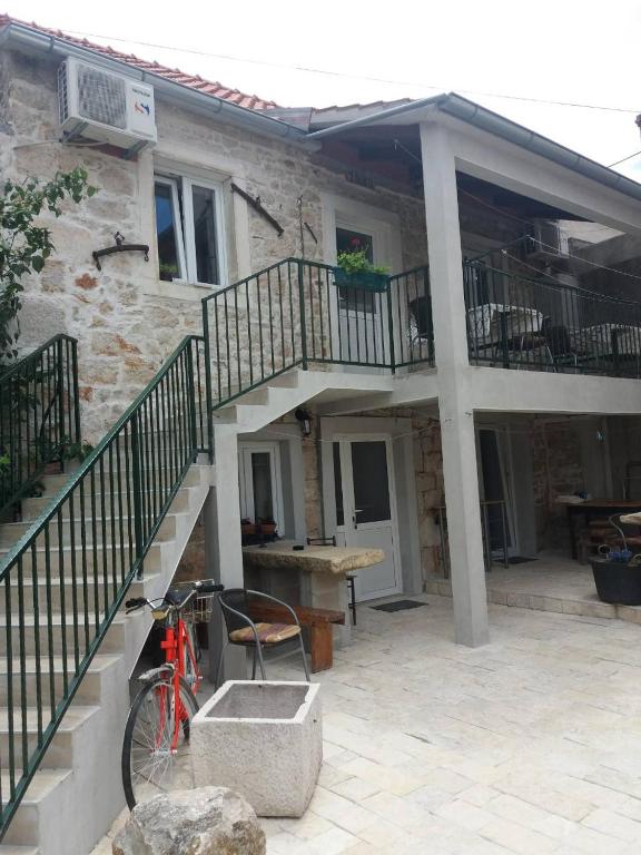 a red bike parked in front of a house at Apartmani Sanja in Šibenik