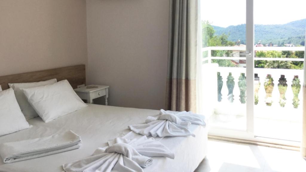 Nespecifikovaný výhled na hory nebo výhled na hory při pohledu z hotelu