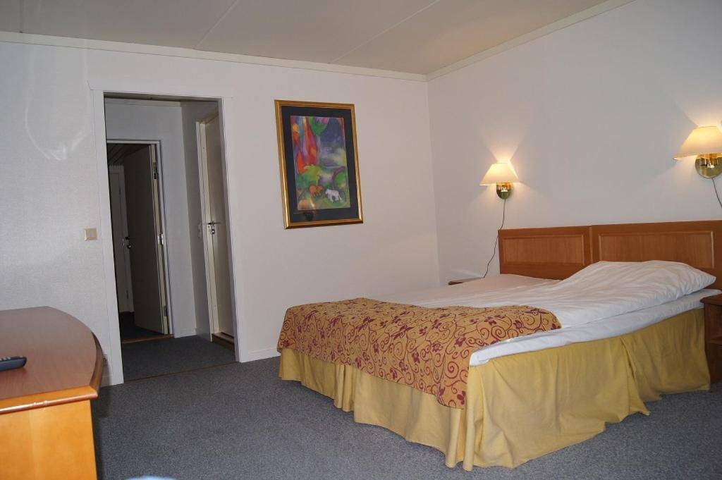 Postel nebo postele na pokoji v ubytování Rødberg Hotel