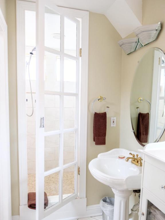 Gaslight Bed & Breakfast - Deluxe King Room