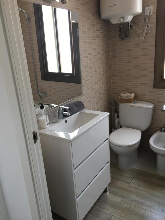 カステルデフェルスにあるBeach Castelldefelsのバスルーム(白い洗面台、トイレ付)