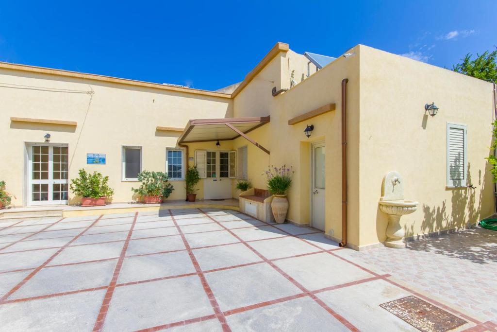 a house with a courtyard in front of it at B&B Isole Dello Stagnone in Birgi Vecchi