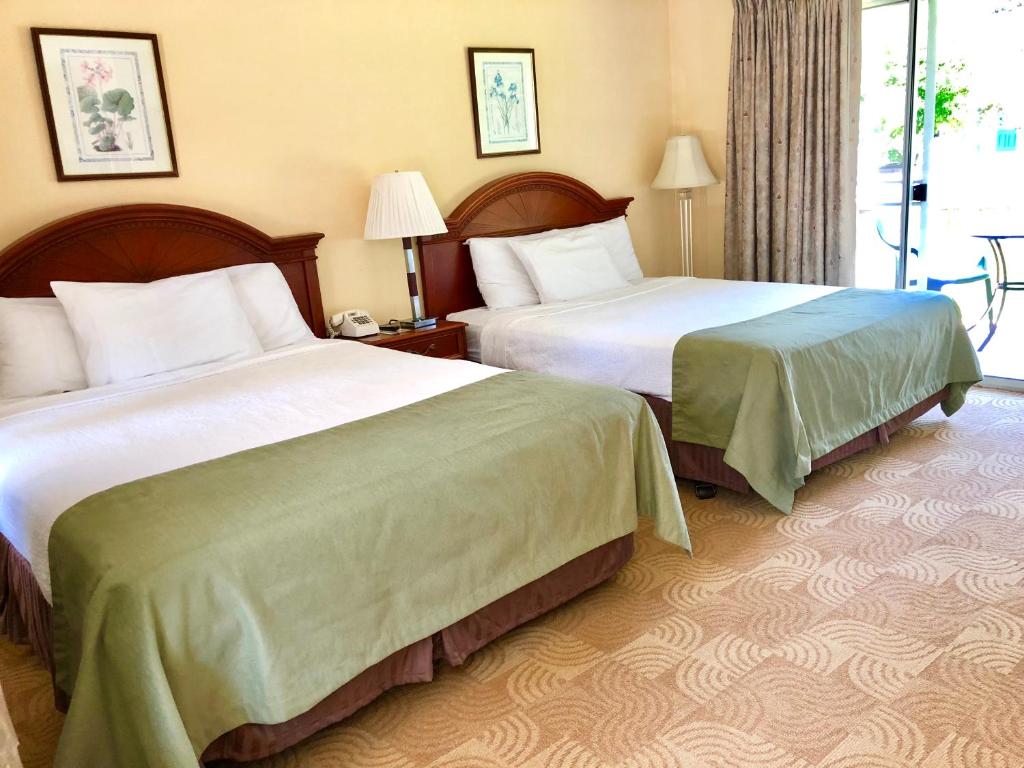 Postel nebo postele na pokoji v ubytování Lyn Aire Motel - Lake George