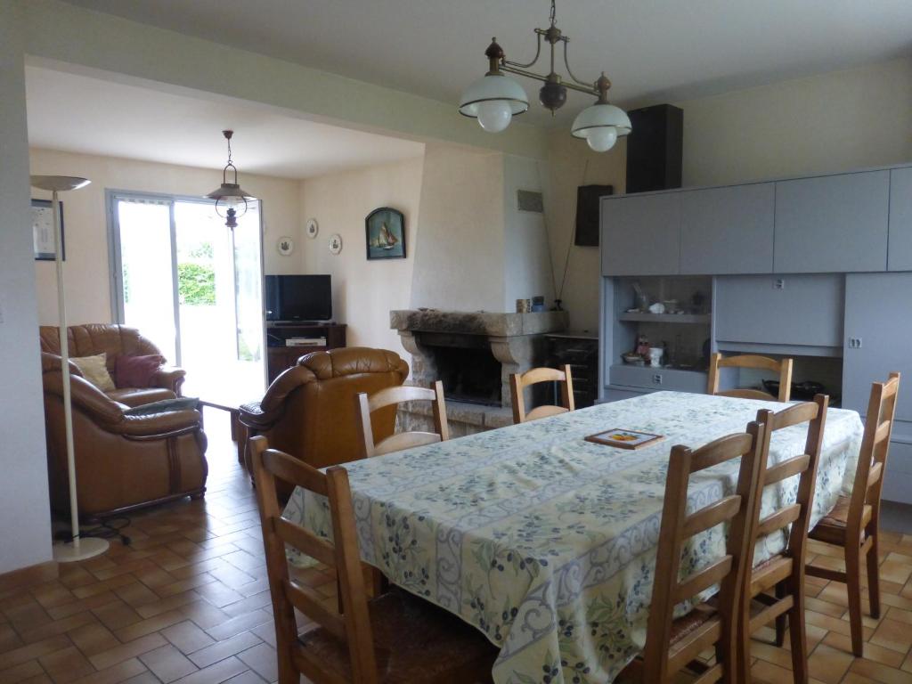 a kitchen and dining room with a table and chairs at les volets bleus in Camaret-sur-Mer