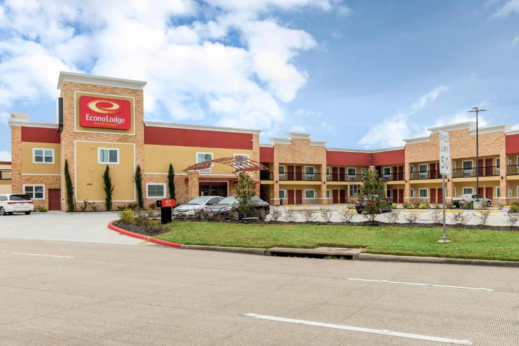 a hotel with a sign on the front of it at Econo Lodge Inn & Suites Houston Willowbrook in Houston