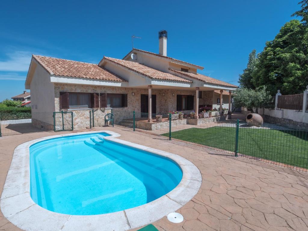 una piscina frente a una casa en Casa El Descanso Ortigosa del Monte, en Ortigosa del Monte