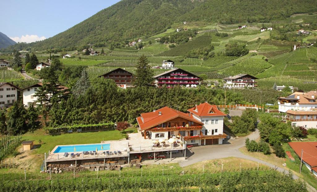 Nespecifikovaný výhled na hory nebo výhled na hory při pohledu z hotelu